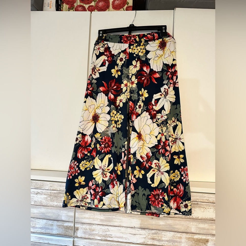 🌺 Ashley Blue Petite M Floral Wide Leg Gaucho Capri Pants Made in USA